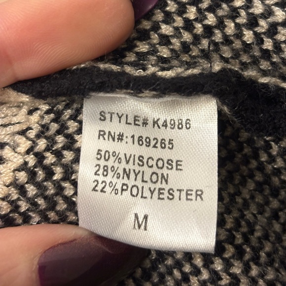 Threaded Leaf Black and cream cropped sweater - Picture 6 of 6